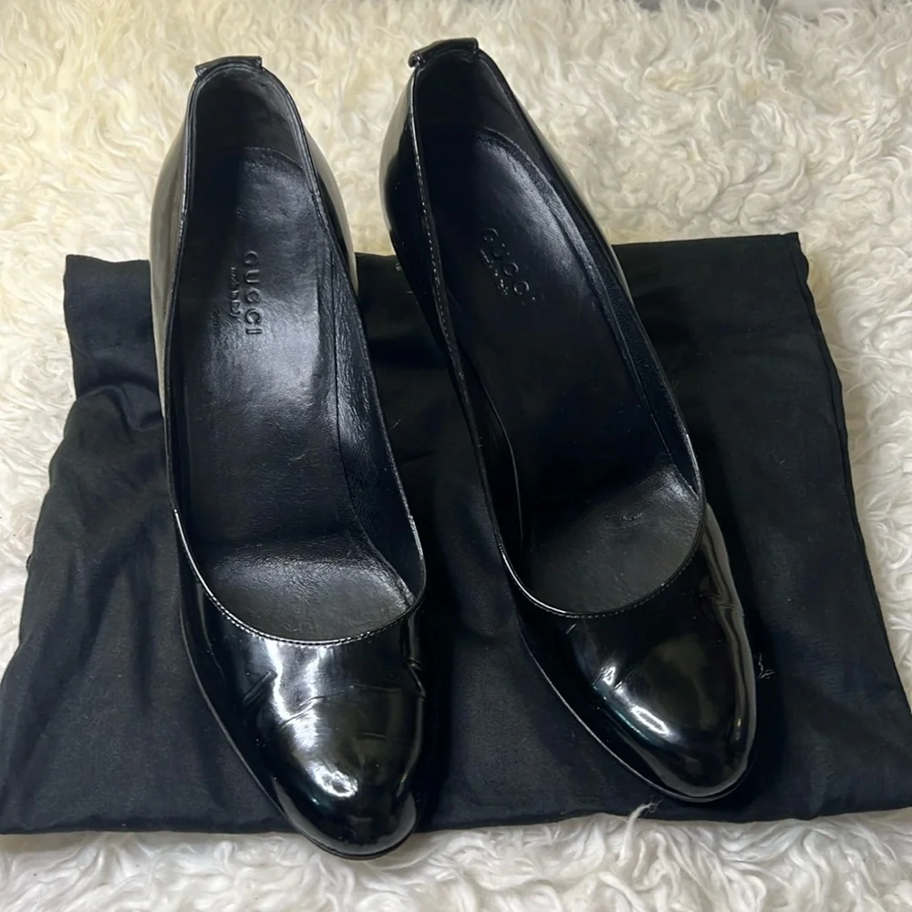 Gucci Black patent leather pumps size 7.5 - Picture 1 of 11